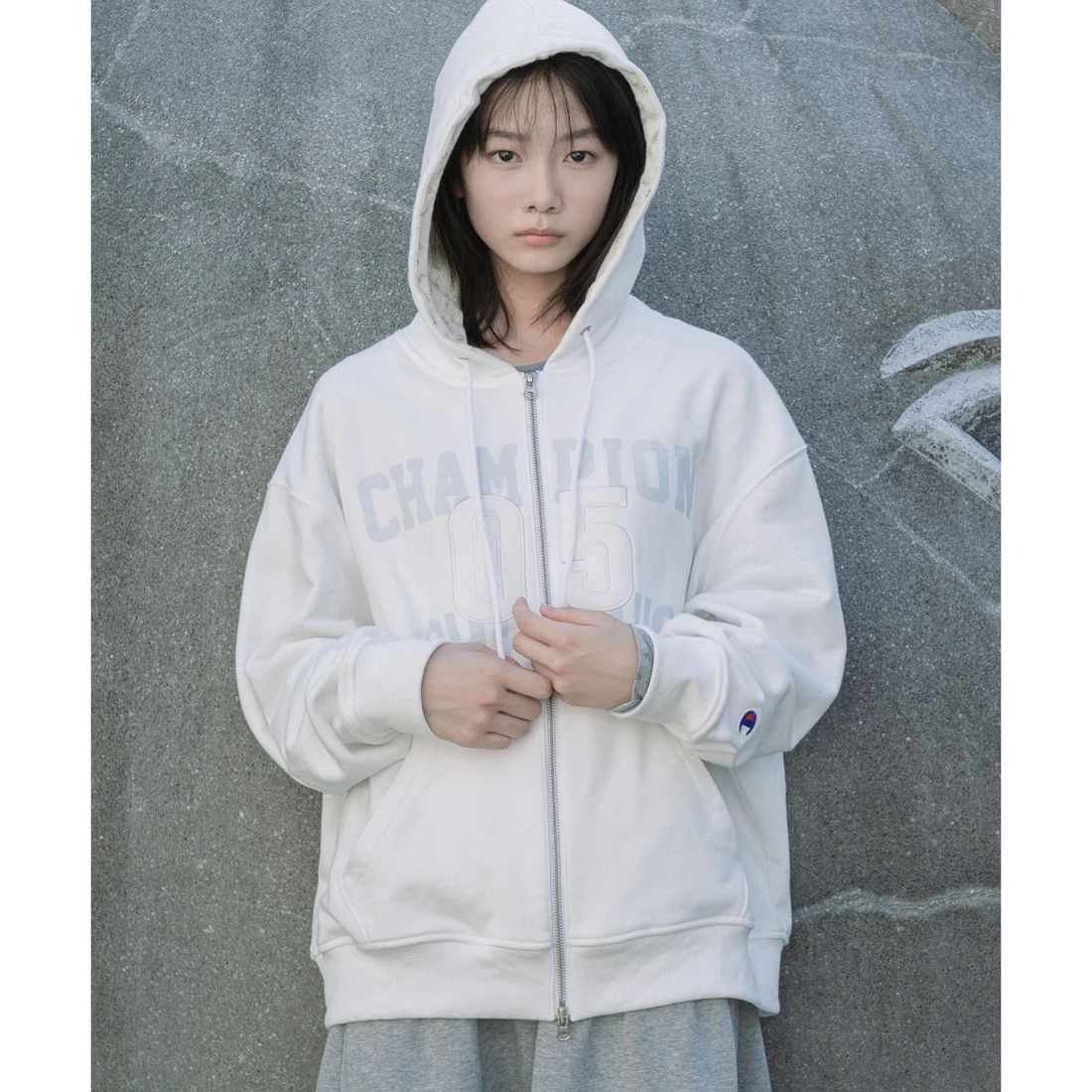 오헤시오 x 챔피온 패치 후드 집업 화이트 CHFTJ9X03WH