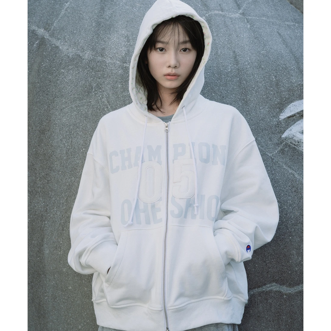 오헤시오 x 챔피온 패치 후드 집업 화이트 CHFTJ9X03WH 이미지 2