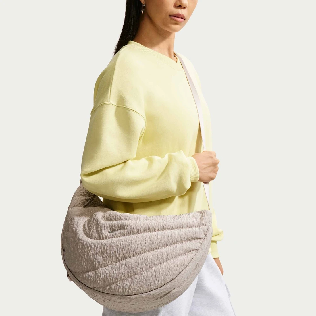 나이키 아우라 크레센트 크로스바디 백(11L) 크림 II 메탈릭 실버 배럴 IM1644-236
