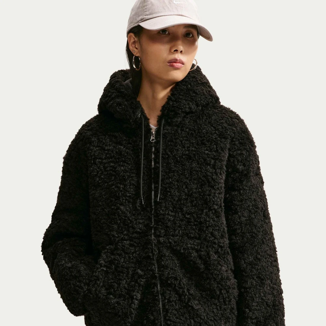 나이키 스포츠웨어 루즈 써마 핏 하이 파일 플리스 풀집 후드 재킷 W 블랙 세일 IF5890-010