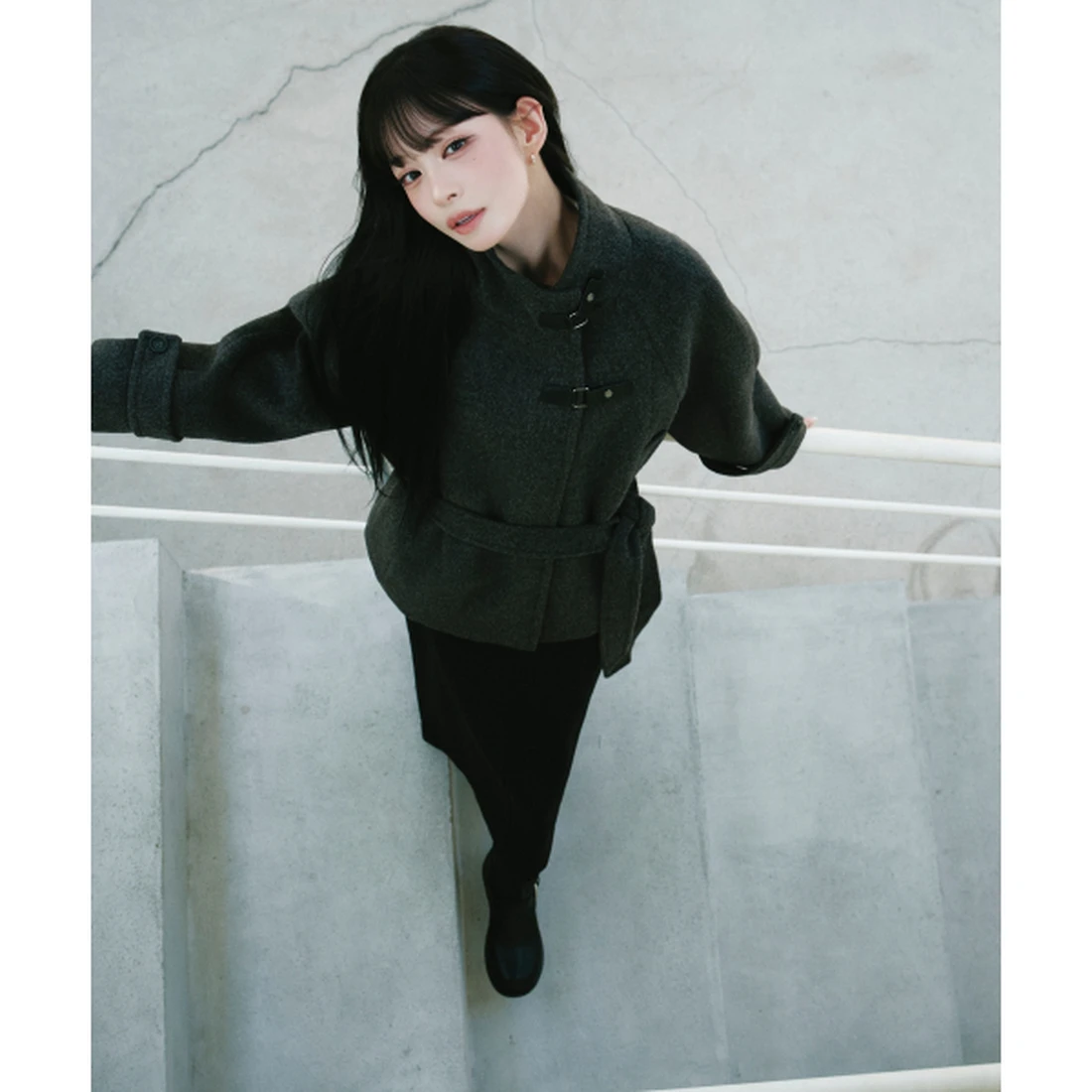 미쏘 버클 변형 하이넥 숏 코트 블랙 차콜 MIWJHGV42B 이미지 3