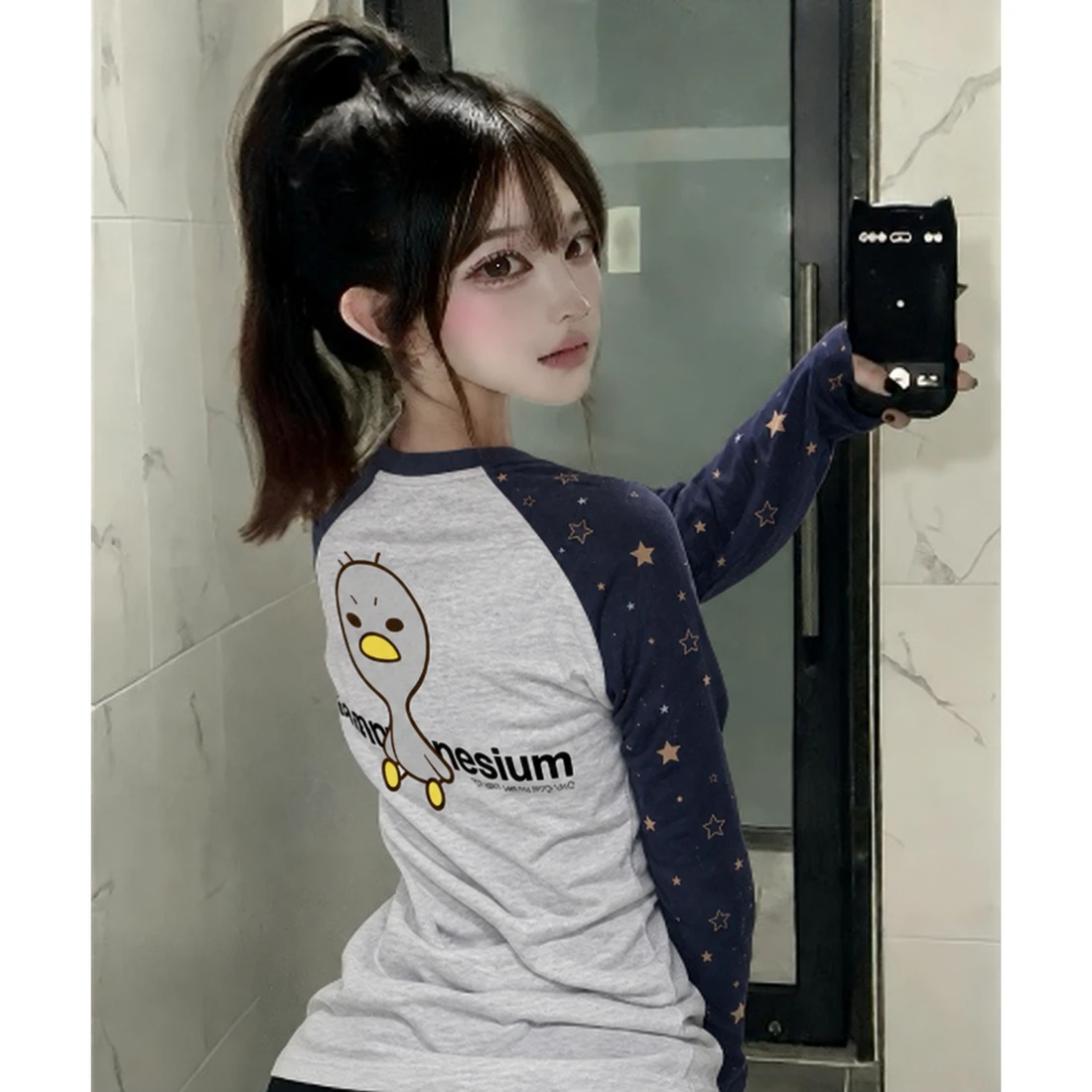 안녕자두야X탄산 앉은 꼬꼬 롱슬리브 (네이비) T26FCLS26
