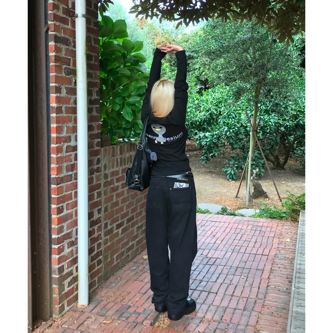 안녕자두야X탄산 앉은 꼬꼬 롱슬리브 (블랙) T26FCLS16 이미지 3