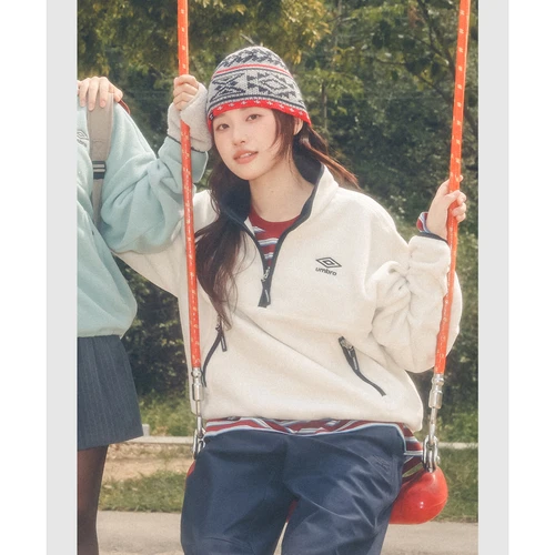엄브로 x 아이우에오 알파플리스 스탠넥 하프집업 아이보리
