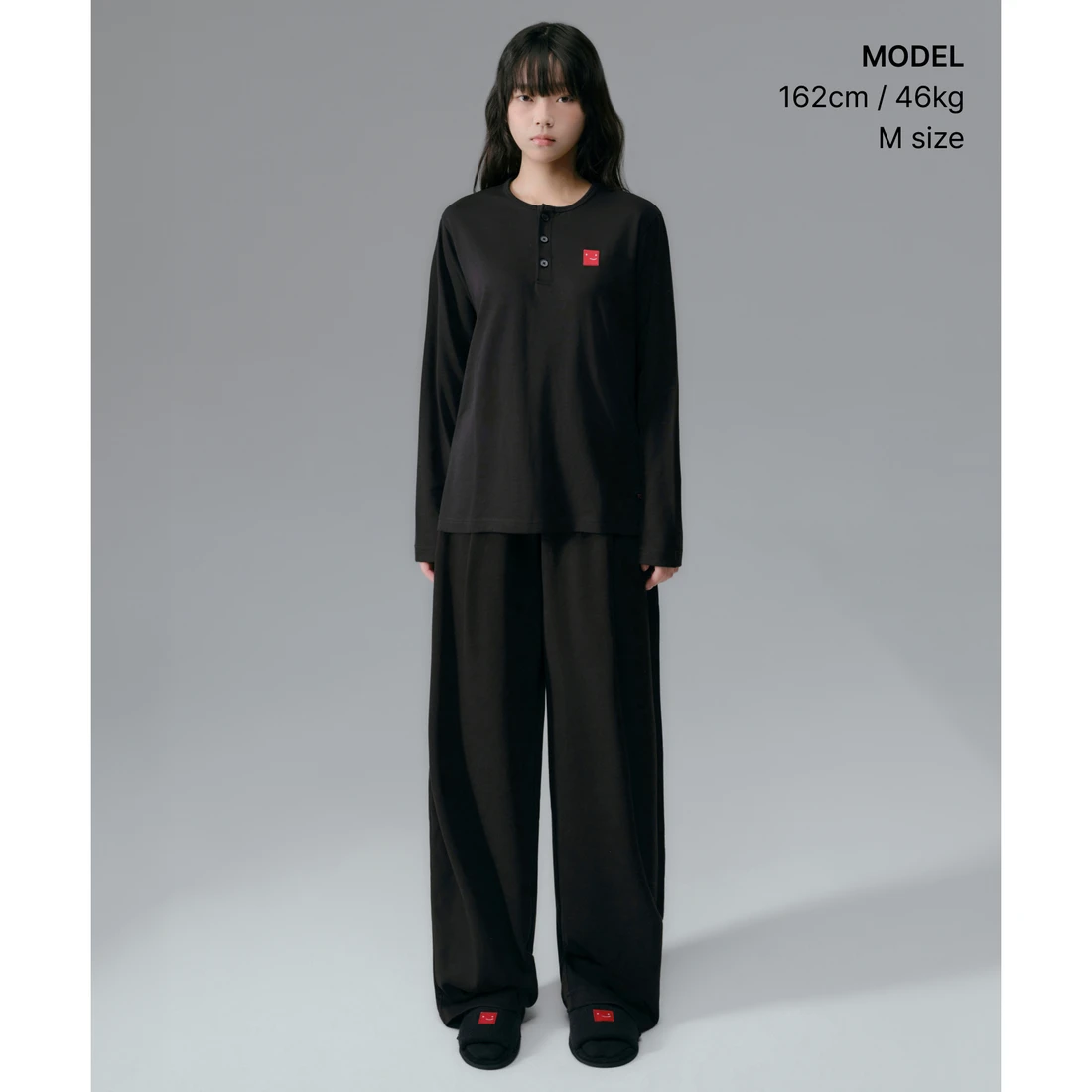 넷플릭스 x 무신사 스탠다드 리커버리 와이드 라운지 팬츠 블랙 MMFUB0B80-BK 이미지 3