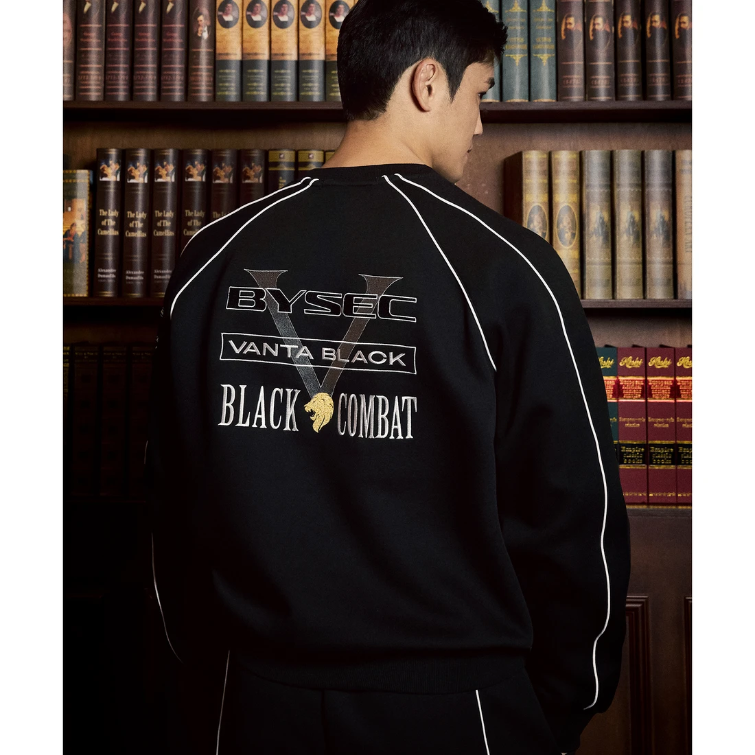 바이젝 x 블랙컴뱃 반타블랙 맨투맨 BYPLSWSC52 이미지 3