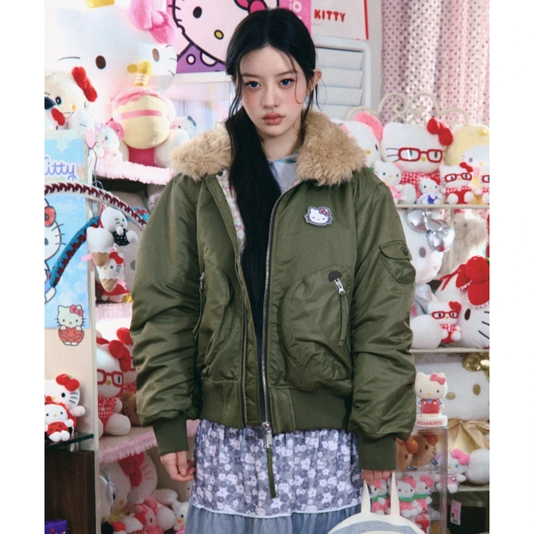 헬로키티 x 에이이에이이 봄버 자켓 카키 AE46LWJK001KHA