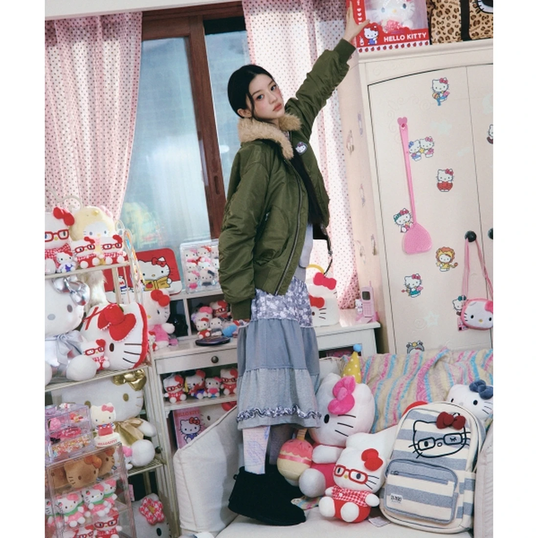 헬로키티 x 에이이에이이 봄버 자켓 카키 AE46LWJK001KHA 이미지 3