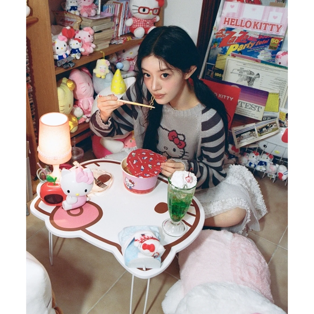 헬로키티 x 에이이에이이 너디 스트라이프 래글런 니트 그레이 AE46LWKN001GRY 이미지 3