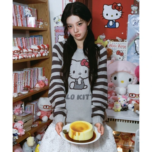 헬로키티 x 에이이에이이 너디 스트라이프 래글런 니트 그레이