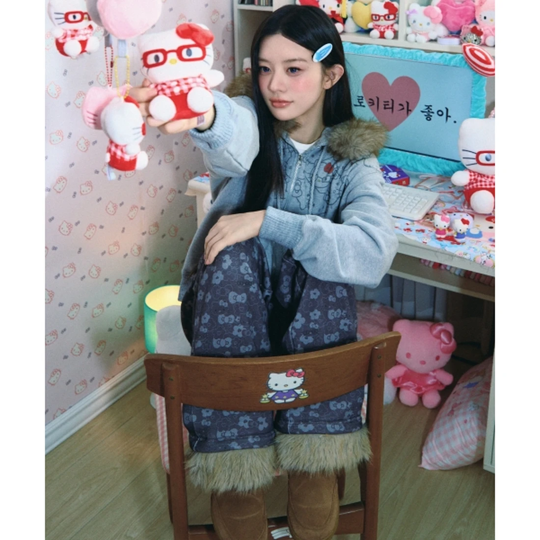 헬로키티 x 에이이에이이 퍼 스웨트팬츠 브라운 AE46LWPT001BRW 이미지 2